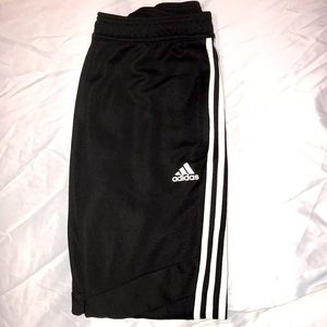 “Soccer style” adidas pants